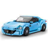 Voiture de sport Maserati en briques bleues, vue avant 3/4, pare-brise transparent