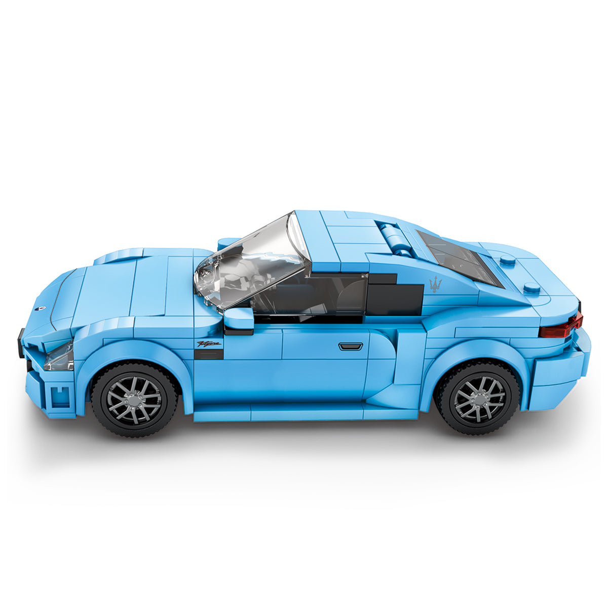 Voiture de sport Maserati en briques bleues, vue de côté, roues détaillées