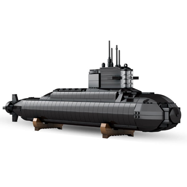 Sous-marin nucléaire en briques Reobrix, vue de trois quarts, coque sombre et tourelles