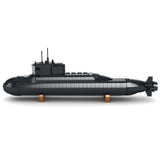 Sous-marin nucléaire en briques Reobrix, vue latérale, coque sombre avec proue relevée