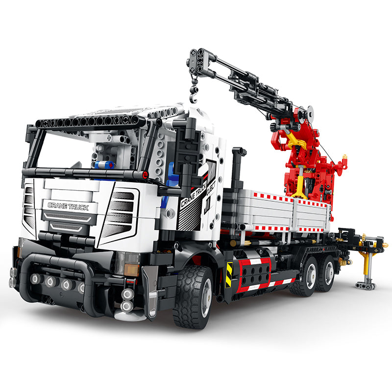 Camion grue en briques Reobrix, cabine blanche, flèche rouge et rails d’extension