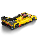 Voiture hypercar en briques jaunes, aileron noir, détails rouges, roues grises