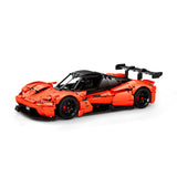 Maquette de voiture de course en briques orange et noire, carrosserie bas profil