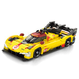 Voiture de course en briques jaunes et rouges, carrosserie noire, roues grises